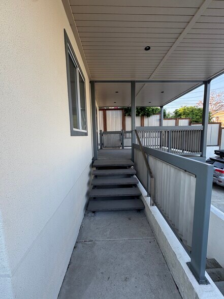 steps leading to deck/ entrance - 209 Lake Shore Ter
