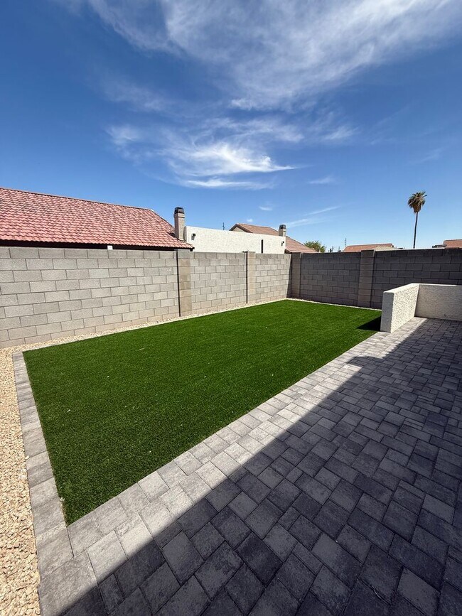 Building Photo - Central Phoenix Townhome Oasis – 2 Bed, 2 Bath, Gated with Pool!