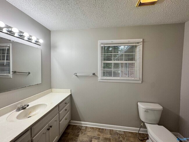 Building Photo - 3812 Melody Cir NE