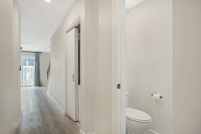 Building Photo - 618 W Collins St