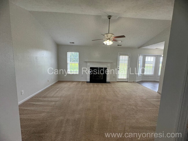 Building Photo - 323 Rushmore Ct
