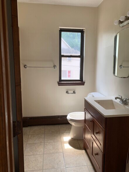 Building Photo - 4 Flower St