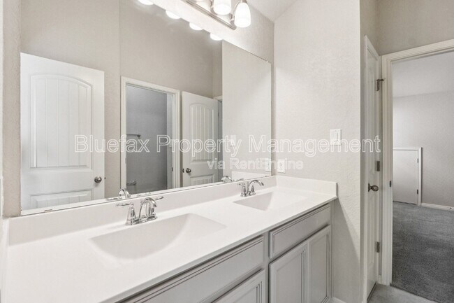 Building Photo - 13840 Tribeca