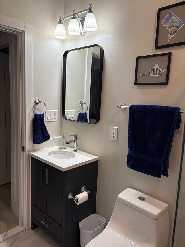 Building Photo - 2556 University Pl NW