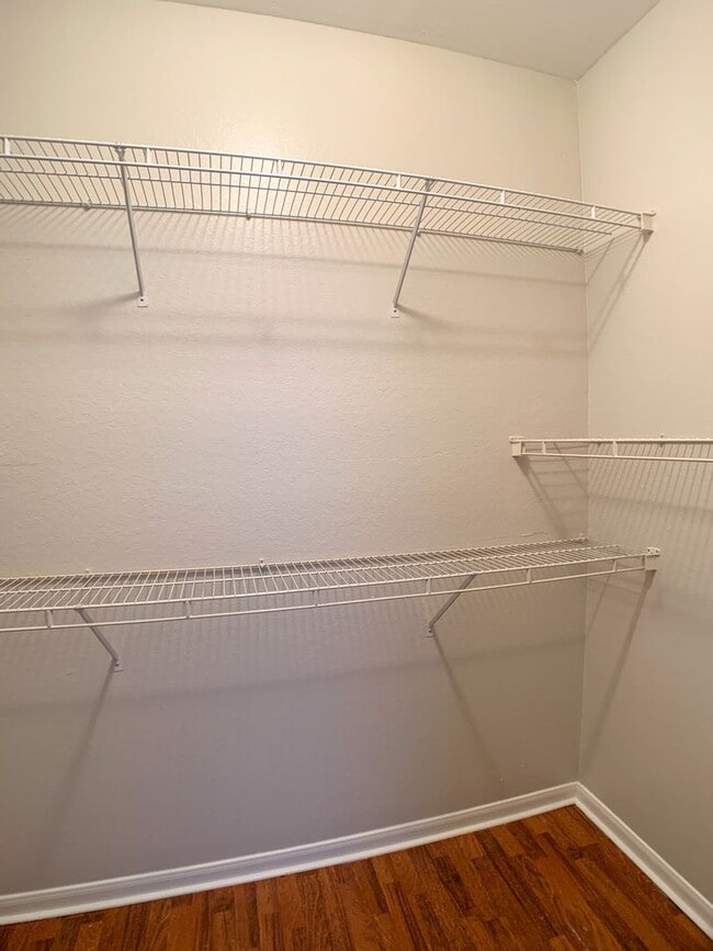 Building Photo - New listing 2/2 with pool view