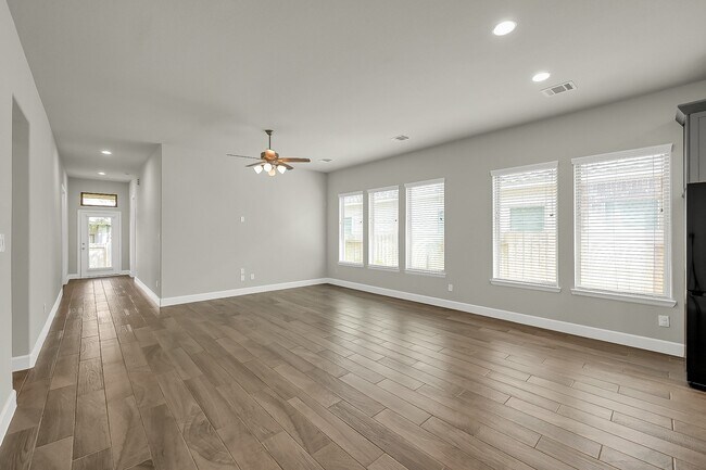 Building Photo - 328 Rise Ln