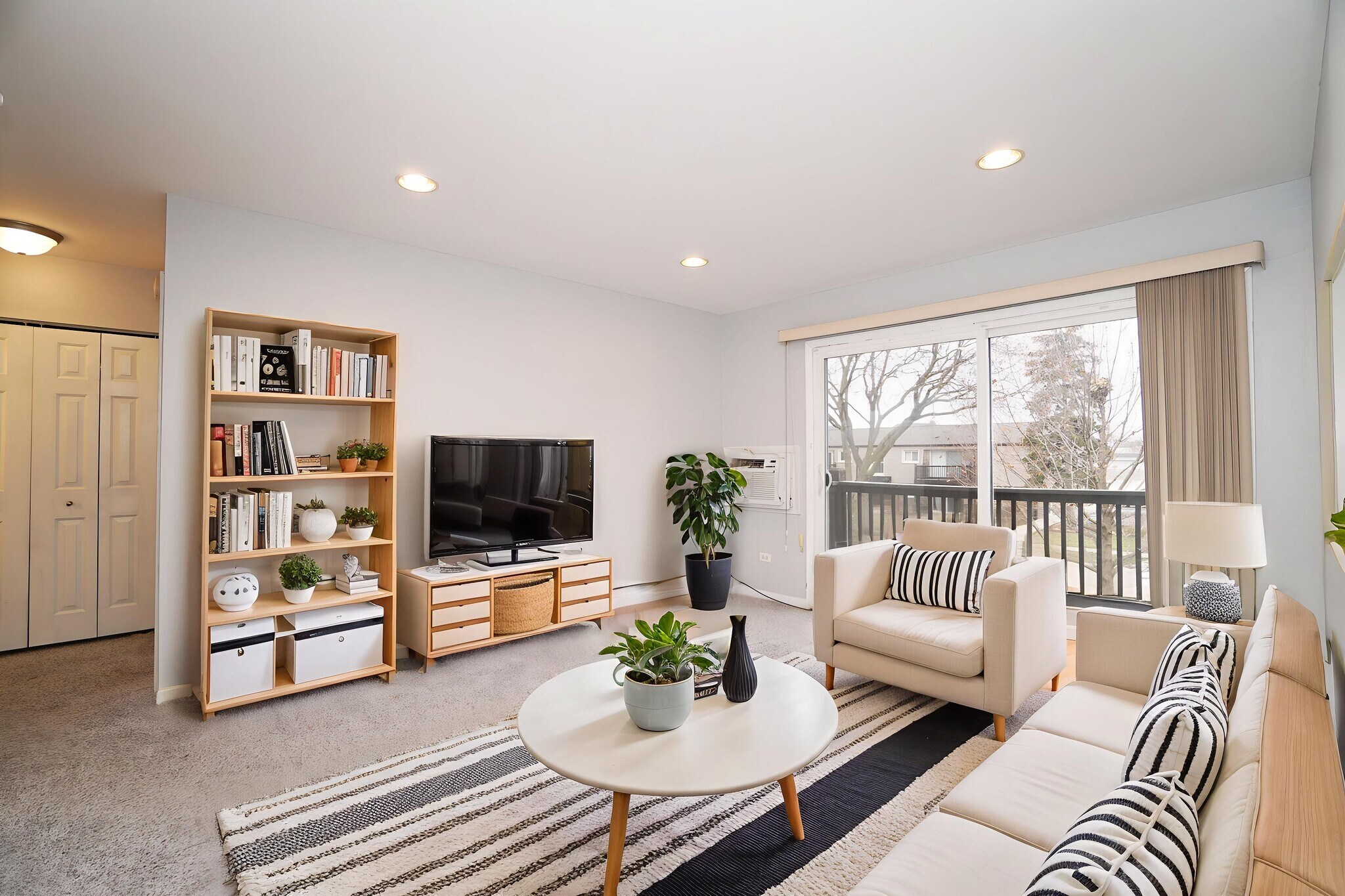 Living Room - 337 N Carter St