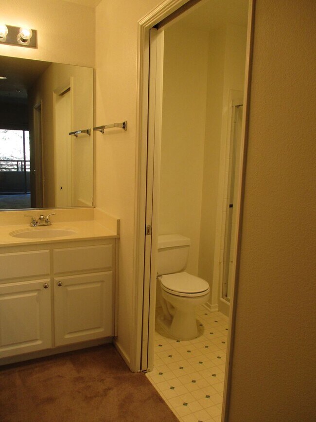 Building Photo - Stunning 2-Bed, 2-Bath