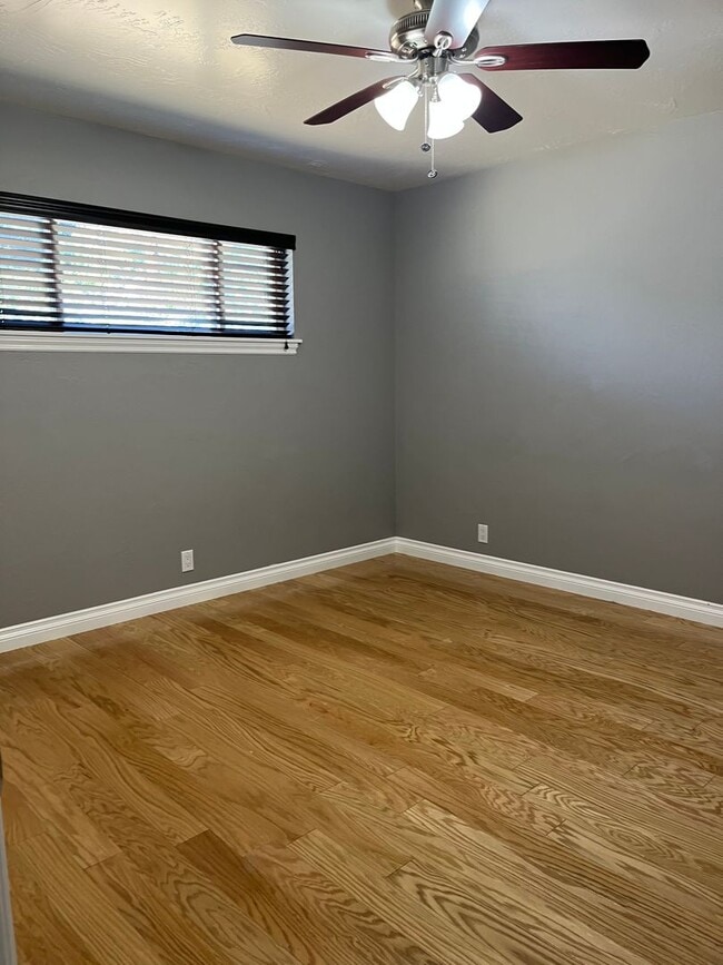 Building Photo - Cute tree street home with 2 car garage!!