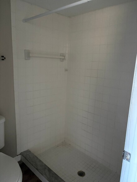 Building Photo - 706 SE 13th Ct