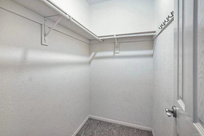 Building Photo - AWESOME ONE BEDROOM APARTMENT