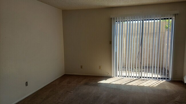 Building Photo - BEAUTIFUL TOWNHOUSE IN GATED COMMUNITY!