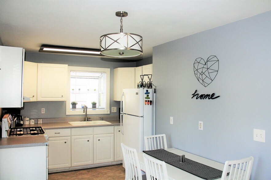 Building Photo - 820 S Junett St