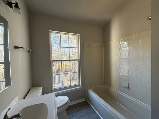 Building Photo - Great 2 bedroom fully renovated townhouse