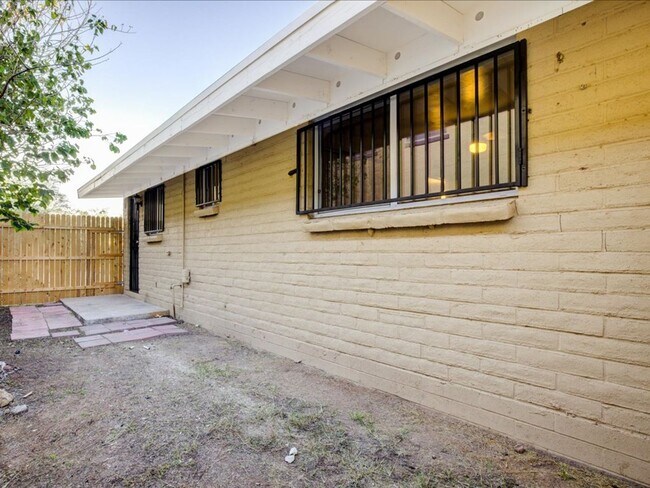 Building Photo - Fully Remodeled 2 Bedroom Home – Modern Co...