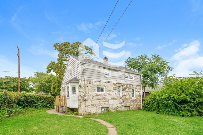 Building Photo - 5920 N 68th St