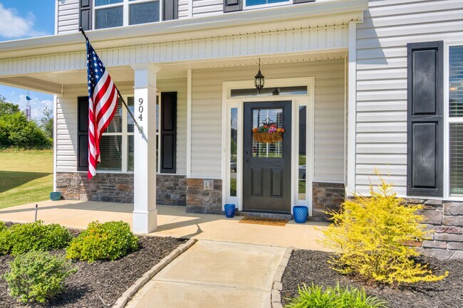Building Photo - Available NOW MUST  see in McCoy's Creek