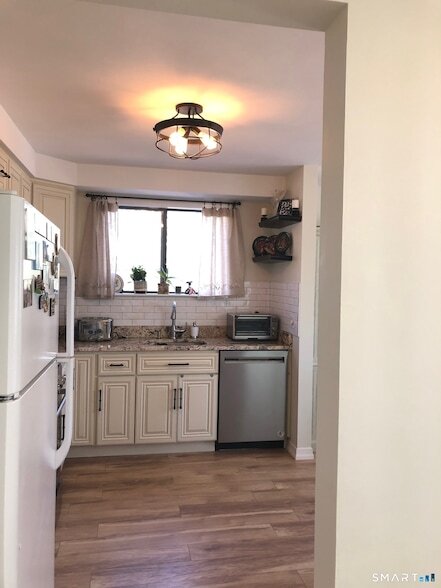 Building Photo - 355 Ledge Dr