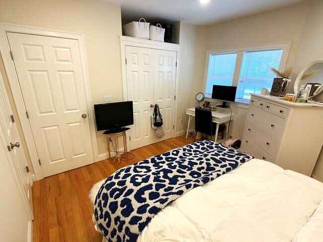 Building Photo - Awesome 4 bed 2 bath in Somerville... Don't miss out!!
