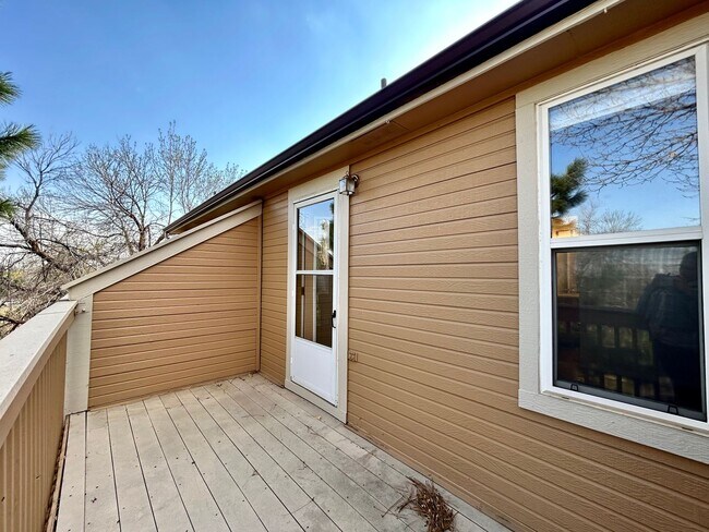 Building Photo - Sunny & Spacious 2-Bedroom Townhome