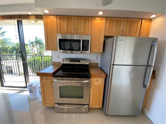 Building Photo - 801 N Venetian Dr