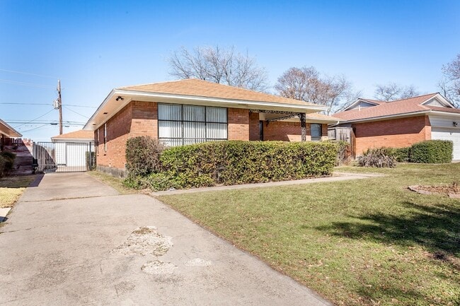 Building Photo - 2625 San Medina Ave