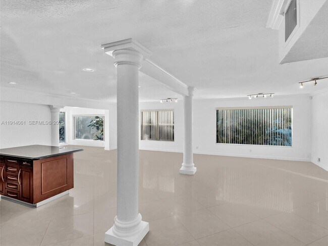 Building Photo - 4416 SW 35th Ave