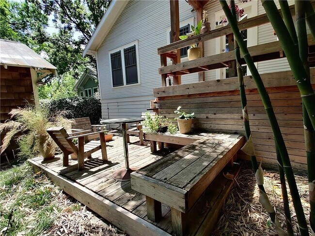 Building Photo - 512 Academy Dr