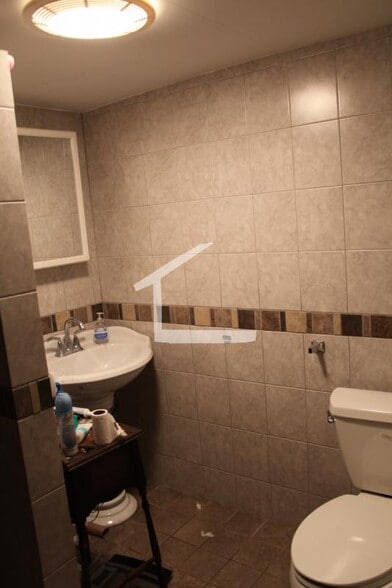 Building Photo - 8 Greylock Rd