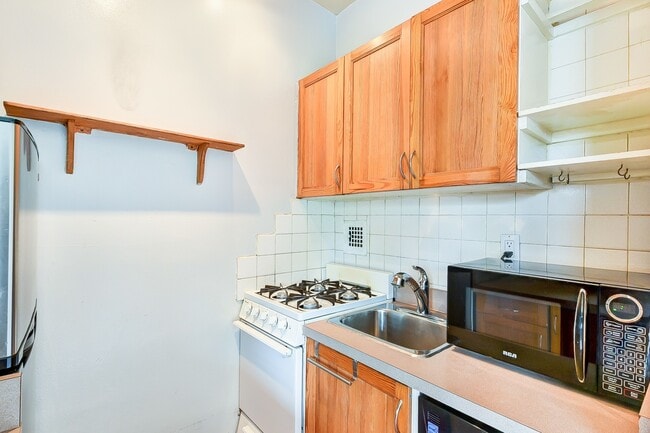 Building Photo - Charming & Bright Studio at River Place No...