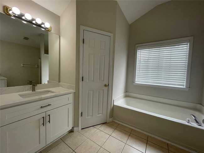 Building Photo - 1624 Hampton Hollow Trail