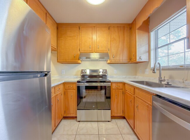 Building Photo - 1104 Greentree Ct