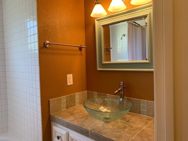 Building Photo - Beautifully Remodeled Evergreen house - hardwood, granite, A/C, stainless - Dogs welcome