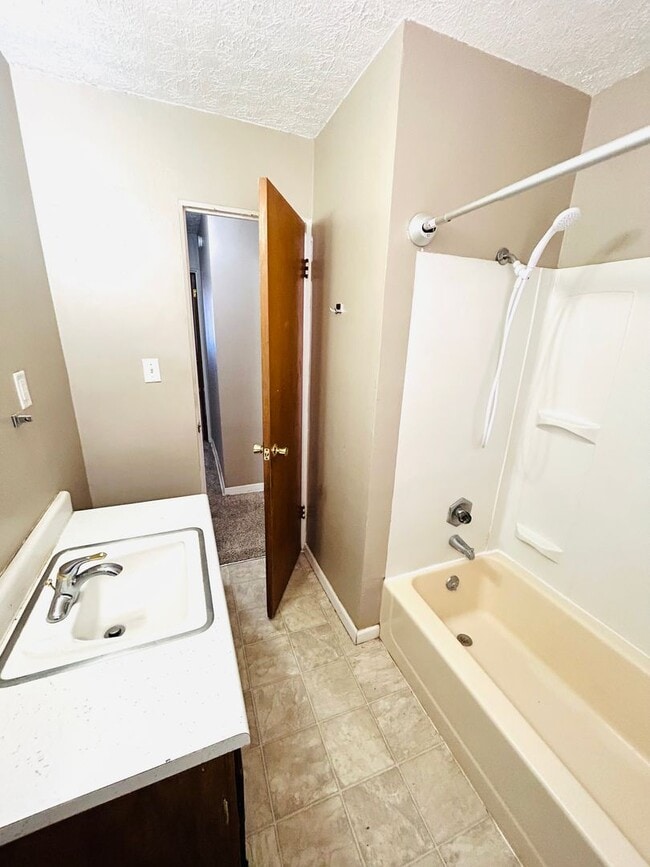 Building Photo - Spacious Home, Great Location