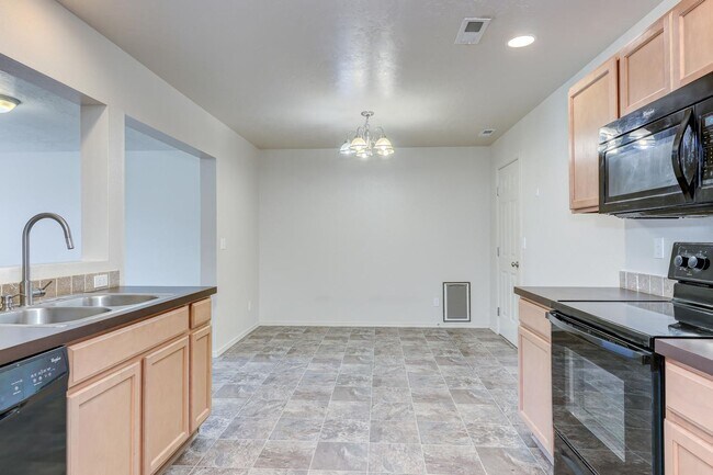 Building Photo - 4 Bedroom 2.5 Bath Two Story Home_Pet Friendly!