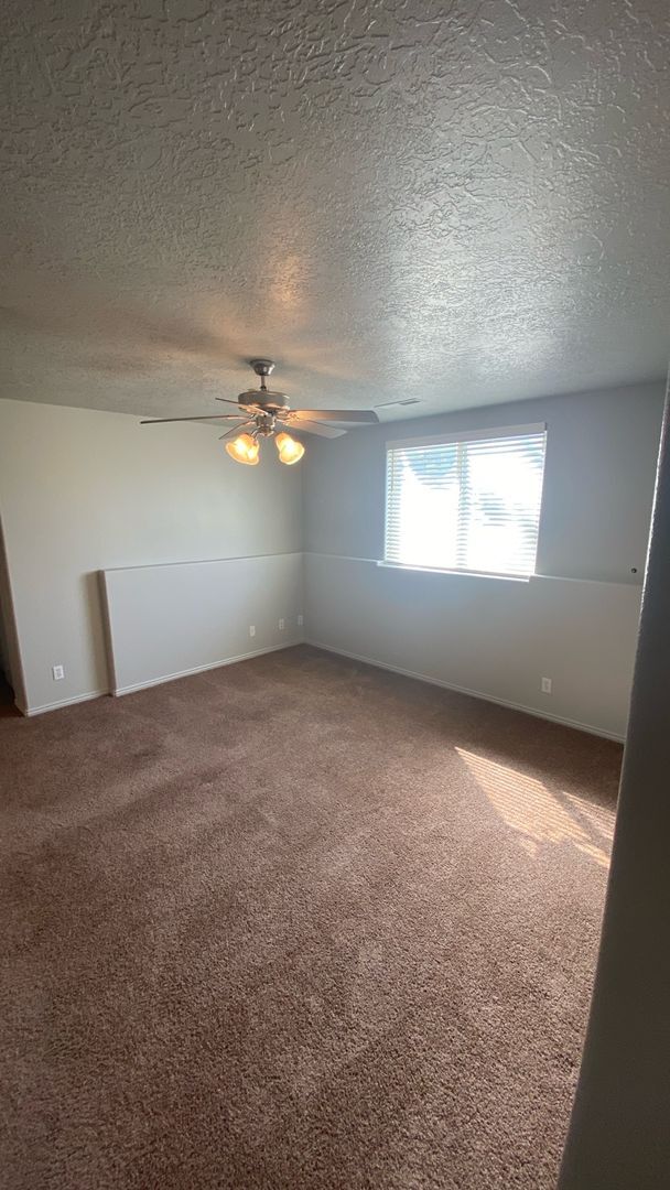 Building Photo - Move in Discount - 3 bedroom, 1 bathroom a...