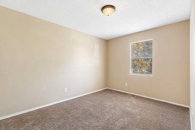 Building Photo - 1621 N Hillcrest Ave