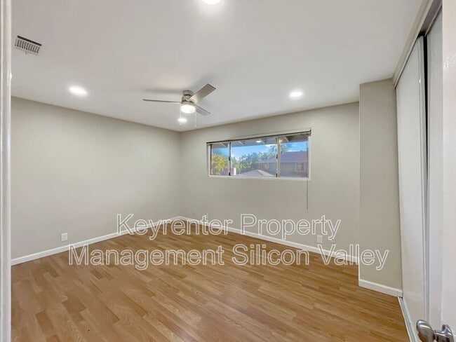 Building Photo - 878 Castlewood Dr