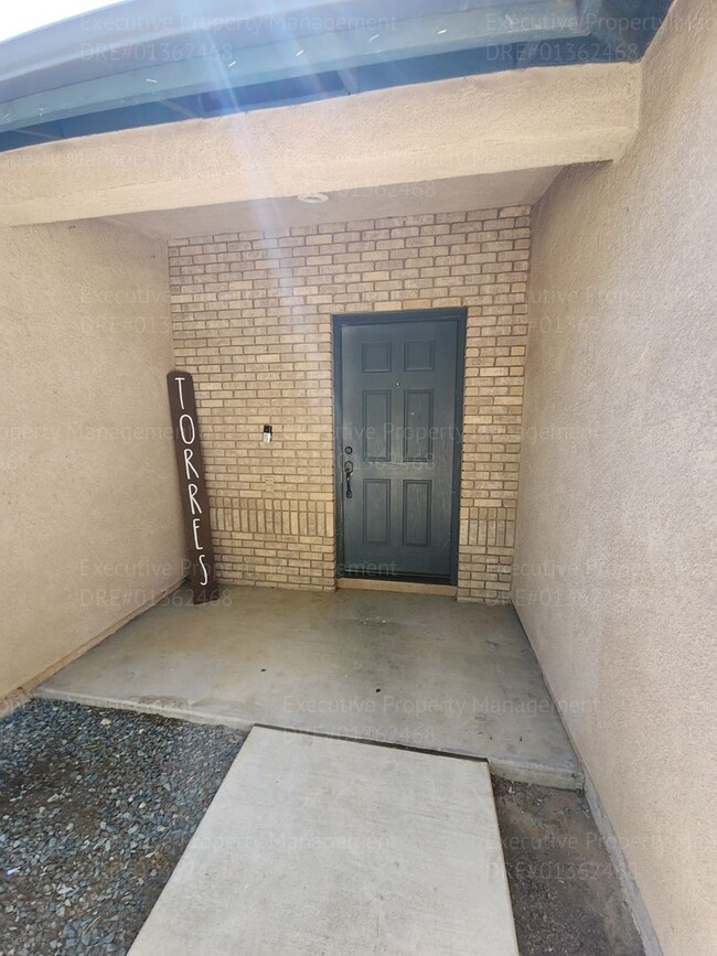 Building Photo - 5 bedrooms/ 2 baths Location Olive Dr/ Old...