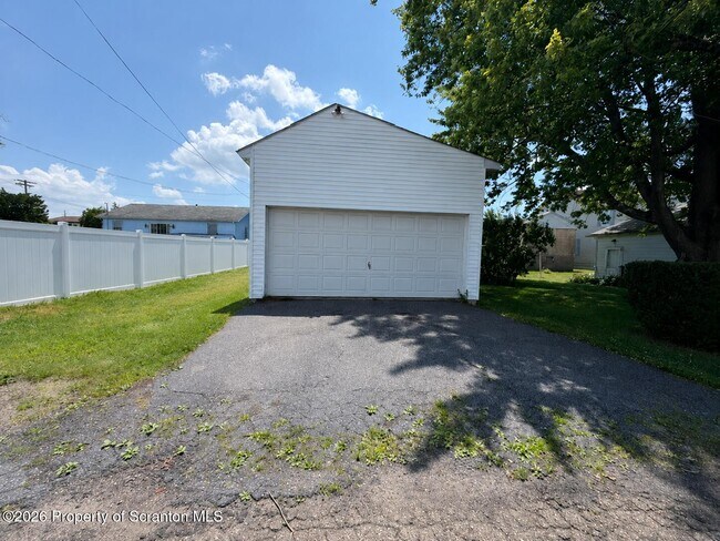 Building Photo - 133 Thirwell Ave