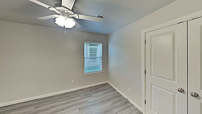 Building Photo - 3 Bedroom 2 Bath Duplex With 2 Car Garage Located Close to the Broadway Extension and 8 minutes f...