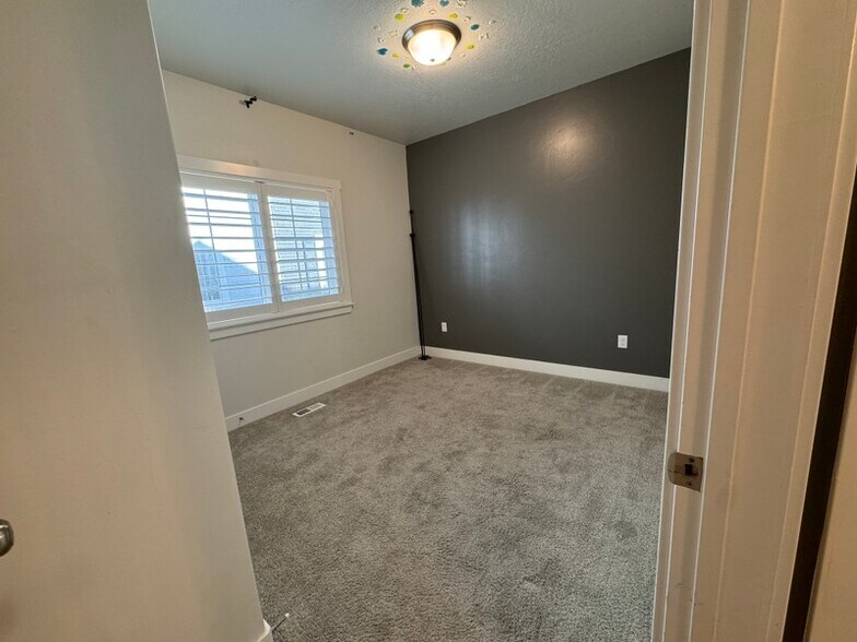 Building Photo - 1558 N 160 W