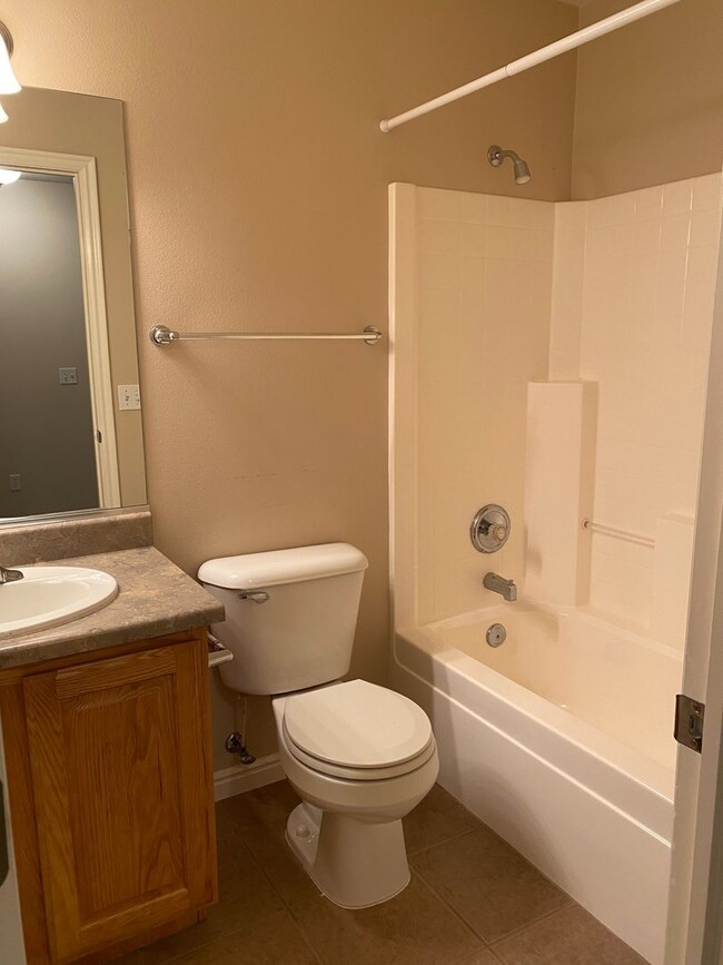 Building Photo - Very nice 3 bedroom 2.5 bath townhome in g...