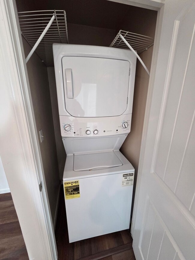 Building Photo - Beautiful 3 Bedroom 2.5 Townhouse by Summit Charter Academy