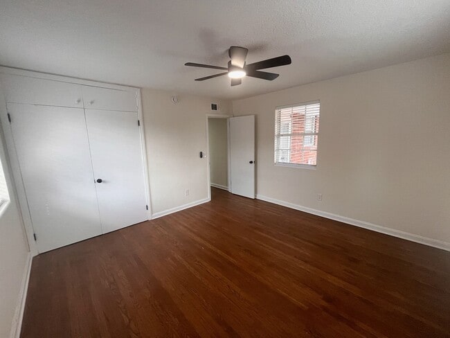 Building Photo - Two Bedroom One Bath Upstairs Apartment In Avondale