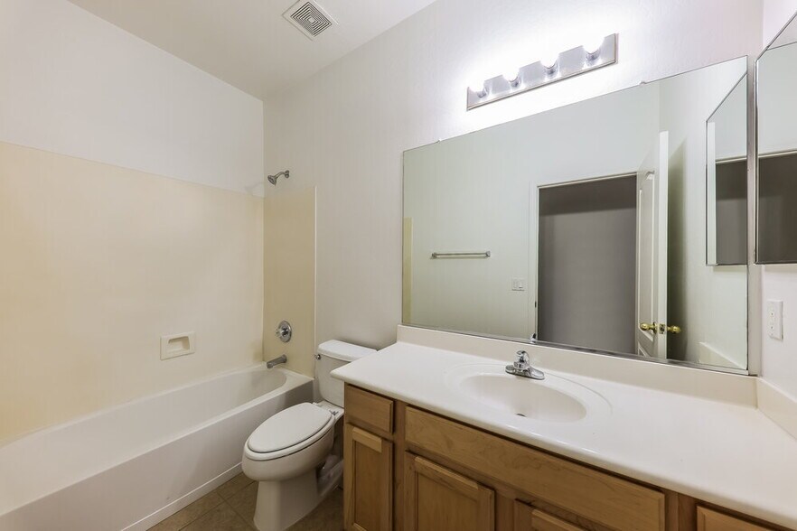 Building Photo - 7612 S 68th Dr