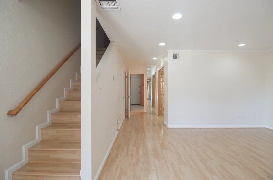 Building Photo - 1348 N Orange Dr