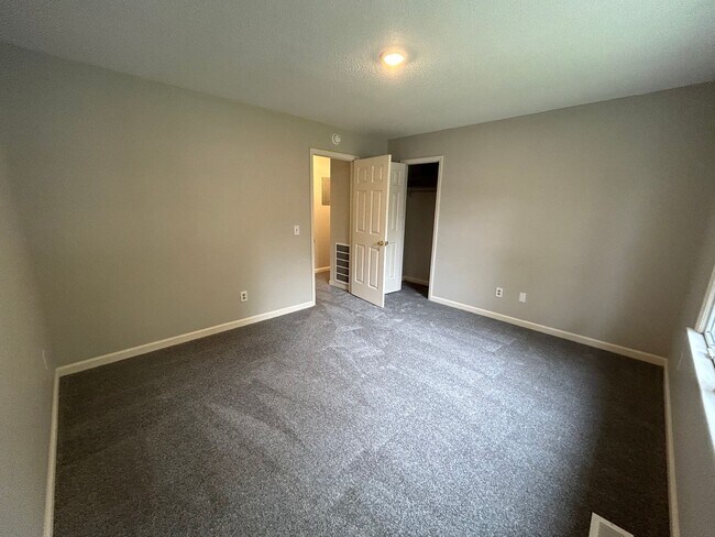 Building Photo - 308 Poplar St