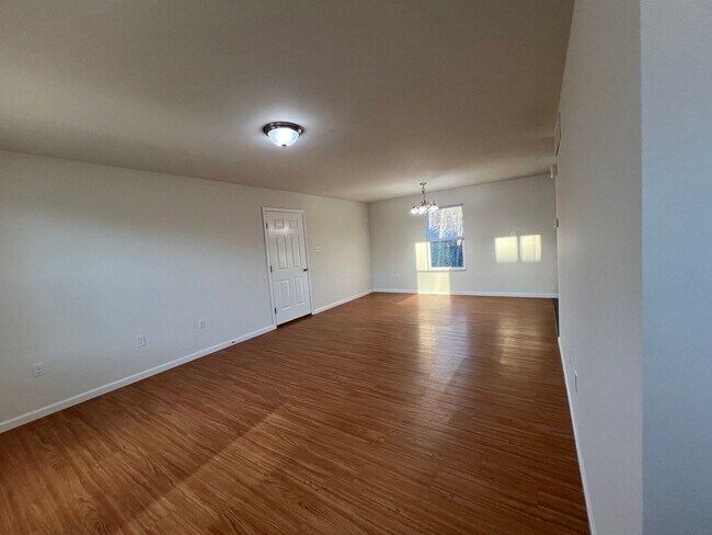 Building Photo - 3 Bedroom 2 bath 2 car garage house