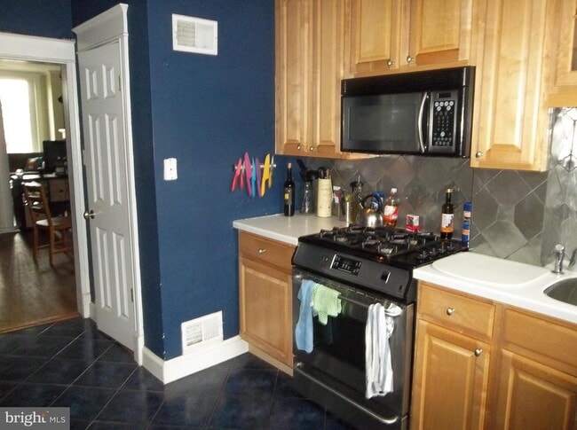 Building Photo - 623 Morris Pl NE